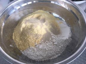 将面粉、玉米面、酵母放到一起。