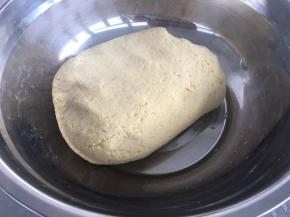 用温水和成光滑的面团醒发半个小时。