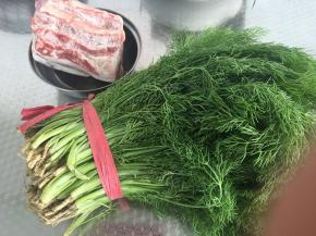 把茴香去根洗净、肉清洗干净。