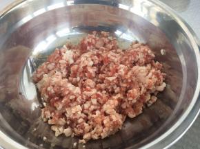 将肉剁碎，加入调料（酱油、耗油、五香粉、盐、油）搅拌均匀备用。