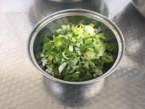 葱切成碎末。