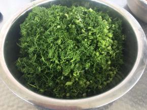 茴香切成碎备用。