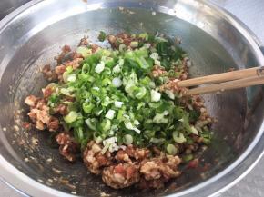 把切好的葱倒入肉馅中充分的拌匀。
