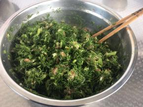 切好的茴香放入肉馅中搅拌均匀，调成包子馅。