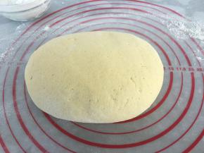 把面放到案板上在柔下排气，醒2分钟。