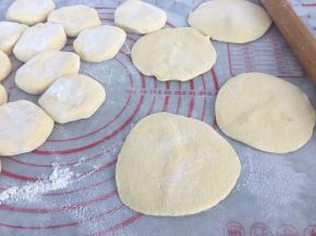 醒好的面做成小剂子，大小自己决定，擀饼。