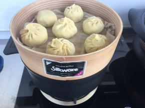 蒸锅加水放蒸笼，将包子均匀的摆放好。