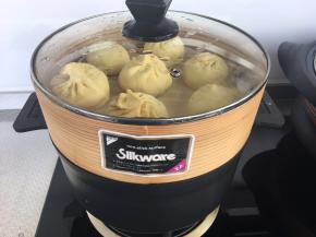 盖上盖子开火，我是凉水放的面坯，这样可以让面油个二次醒发的过程，吃起来口感好。大火烧开上气蒸15分钟即可。