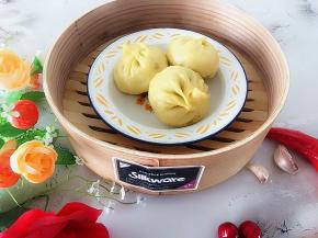 香喷喷的包子出锅了，吃一口满满的茴香香味，加上筋道的面皮，宣软鲜香，好吃极了。