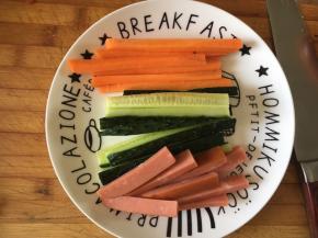 胡萝卜，黄瓜，火腿肠切长条。