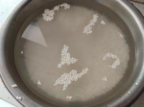 糯米需要用清水泡，至少2小时。