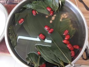 新鲜的粽子叶洗干净以后，浸泡备用，花生、大枣也以前浸泡备用。