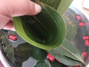 取出2片叶子，折成漏斗状。