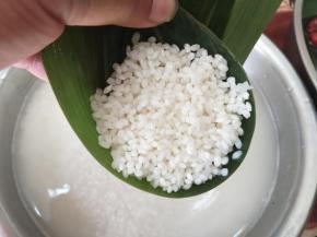 装入糯米。