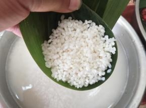 装入糯米。