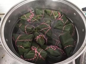 把包好的粽子放入大锅内，倒入清水，能把粽子淹没即可。