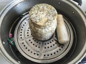 在上面压上重物，防止粽子来回跑。。