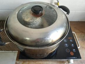 大火煮至出现水蒸气，然后转中小火，炖煮60-100分钟。（炖煮的时间不是绝对的，需要根据个人的实际情况调整）