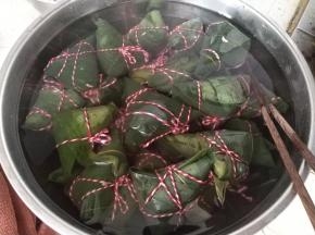 关火后继续焖10-20分钟，然后让入冷水中降温，然后在12小时内放入冰箱冷藏，在0℃-4℃的低温冷藏状态下可以保鲜3天左右，存放在-18℃的冷冻室里可以保存更长的时间。