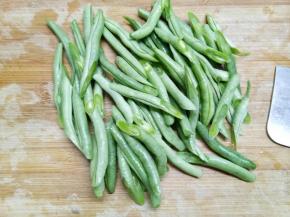 芸豆角斜切成段