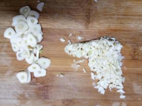 蒜一半切片一半切沫