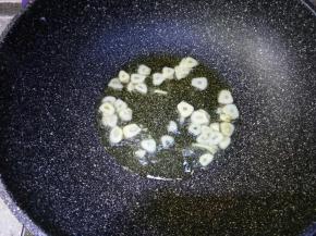 热油锅，油稍微多点，下蒜片爆香