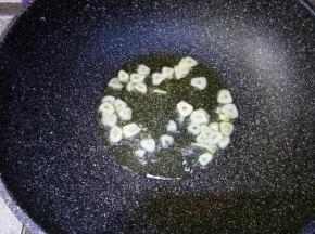 热油锅，油稍微多点，下蒜片爆香