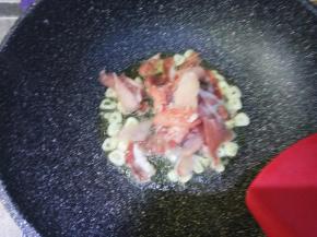 下肉翻炒至变色