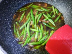 加入没过豆角的水煮开，煮开后把汤倒出备用