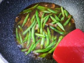 加入没过豆角的水煮开，煮开后把汤倒出备用