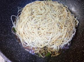 再铺一层，把剩下的汤汁淋入，这会儿可以调中小火慢慢焖，以防面条没熟，汤汁烧干。