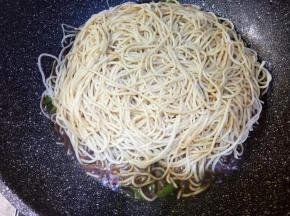 再铺一层，把剩下的汤汁淋入，这会儿可以调中小火慢慢焖，以防面条没熟，汤汁烧干。