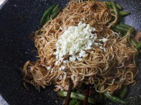 一般来说，最后面条正好熟，汤正好收干，关火开锅盖，放入蒜末