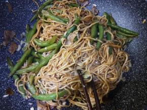 用两支筷子，一手拿一根，把面条挑起，抖散拌匀就可以盛盘享用了。