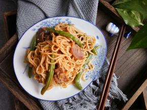 我是两个大人，一个孩子的量，豆角二十多根，面条一斤多点这样子。大家可以参考用量。