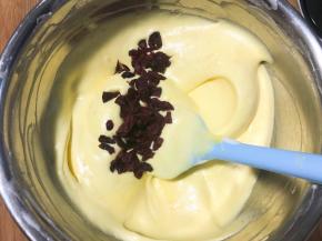 倒入20克蔓越莓干翻拌均匀，蔓越莓切小一点