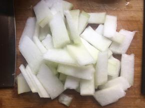 冬瓜削皮切薄片；