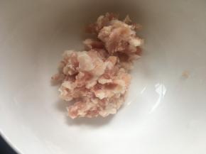 肉剁成肉末；