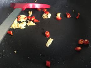 起锅放入少许油，油热放入辣椒、生姜炒香；