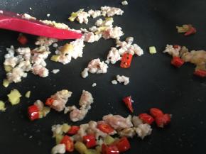 倒入肉末继续翻炒；