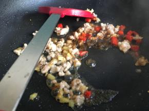 倒入1勺料酒、半勺生抽翻拌均匀，使肉末去腥入味；