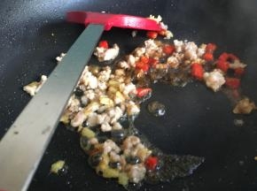 倒入1勺料酒、半勺生抽翻拌均匀，使肉末去腥入味；