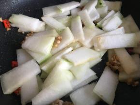 倒入冬瓜薄片翻炒；