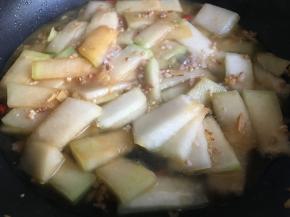 翻炒约2分钟左右，倒入没过冬瓜的清水；