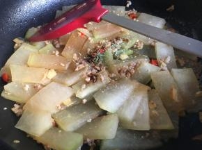 焖煮至冬瓜透明，倒入适量盐、鸡精、蚝油翻拌均匀即可出锅；