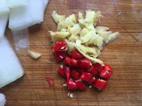 辣椒、生姜切碎；