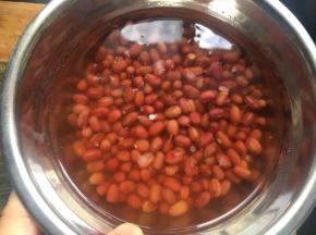 红豆隔夜浸泡；