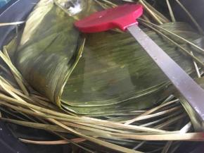 粽叶两面洗净隔夜浸泡，再在锅中加少许盐大火煮10分钟，中火煮20分钟，自然冷却备用；