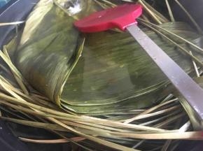 粽叶两面洗净隔夜浸泡，再在锅中加少许盐大火煮10分钟，中火煮20分钟，自然冷却备用；