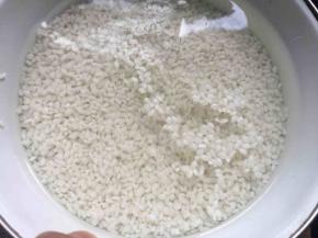 糯米洗净浸泡2小时以上，滤干水分与红豆搅拌均匀；